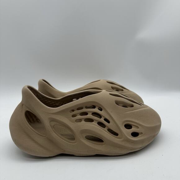 Mens Size 9 Adidas Yeezy Foam Runner Clay Taupe Slip On Casual Sandals - Picture 1 of 8